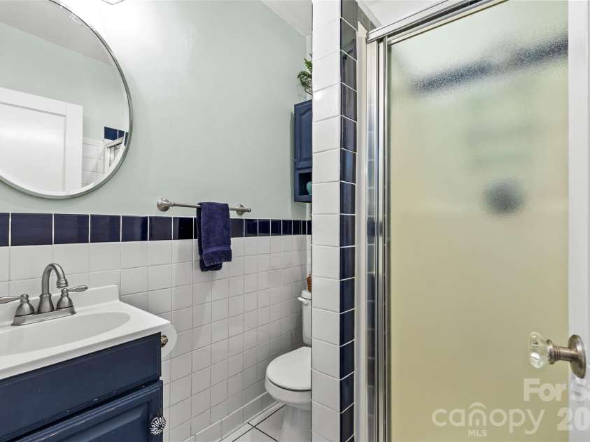 512 Bascom Street, Charlotte, NC 28205.  MLS# CAR4412433, YatesRealty ID 49830. Bathroom 2