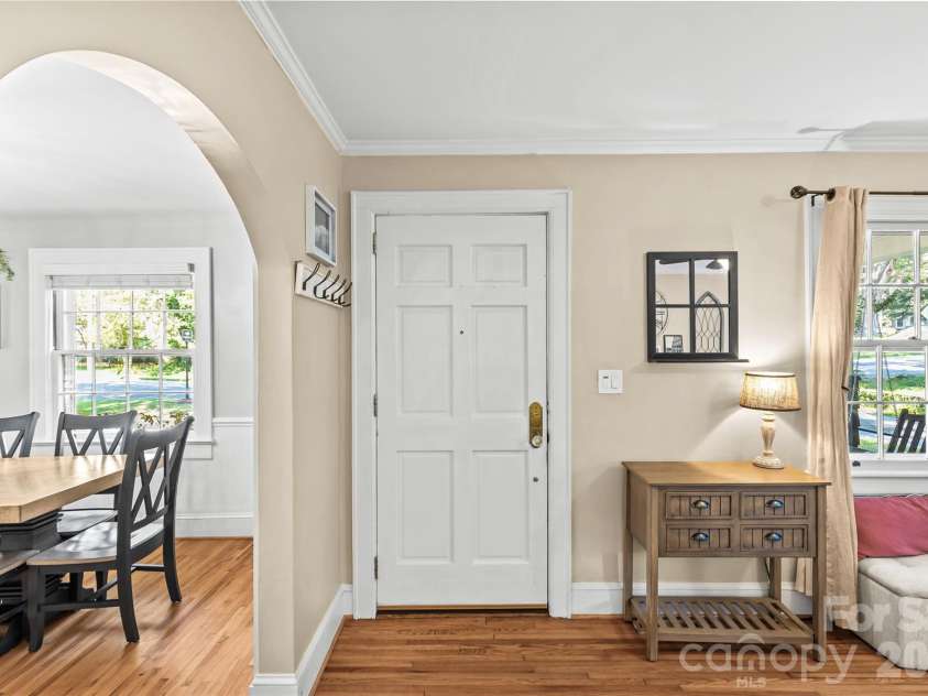 512 Bascom Street, Charlotte, NC 28205.  MLS# CAR4412433, YatesRealty ID 49830. Entryway