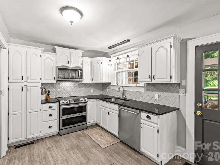512 Bascom Street, Charlotte, NC 28205.  MLS# CAR4412433, YatesRealty ID 49830. Kitchen