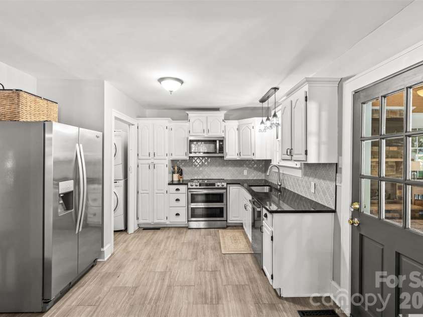 512 Bascom Street, Charlotte, NC 28205.  MLS# CAR4412433, YatesRealty ID 49830. Kitchen
