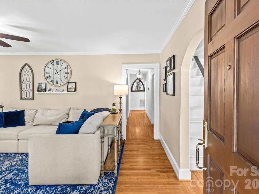 512 Bascom Street, Charlotte, NC 28205.  MLS# CAR4412433, YatesRealty ID 49830. Living Room