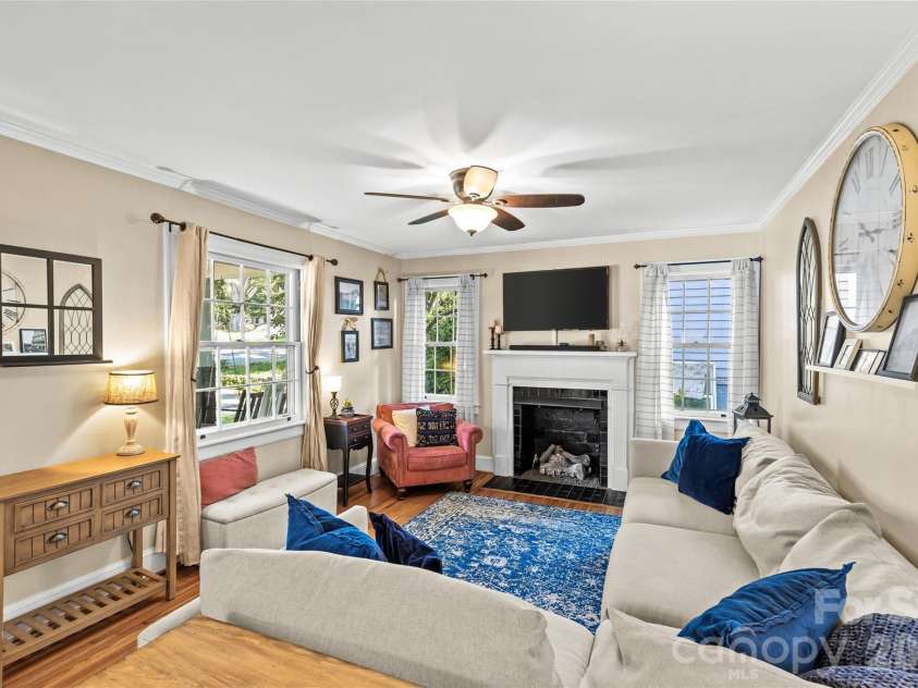 512 Bascom Street, Charlotte, NC 28205.  MLS# CAR4412433, YatesRealty ID 49830. Living Room