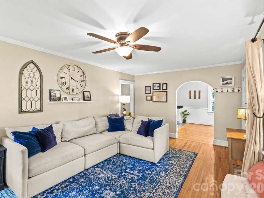 512 Bascom Street, Charlotte, NC 28205.  MLS# CAR4412433, YatesRealty ID 49830. Living Room