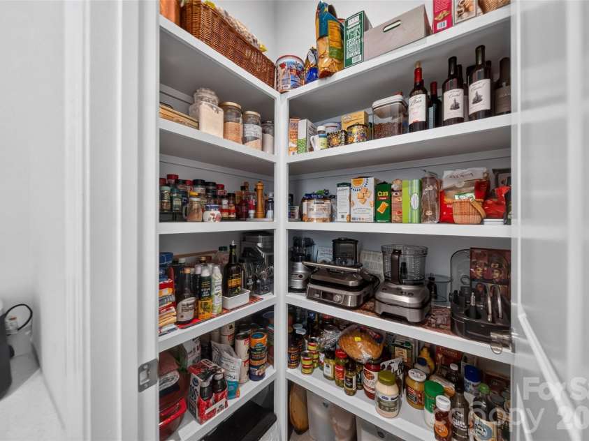 3135 Everly Enclave Way, Charlotte, NC 28210.  MLS# CAR4409003, YatesRealty ID 49832. Large pantry