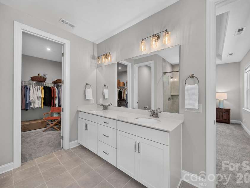 3135 Everly Enclave Way, Charlotte, NC 28210.  MLS# CAR4409003, YatesRealty ID 49832. Primary bathroom