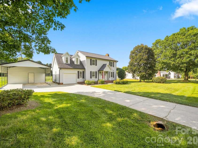 2325 Winterfield Drive, Gastonia, NC 28056.  MLS# CAR4408446, YatesRealty ID 49833. 