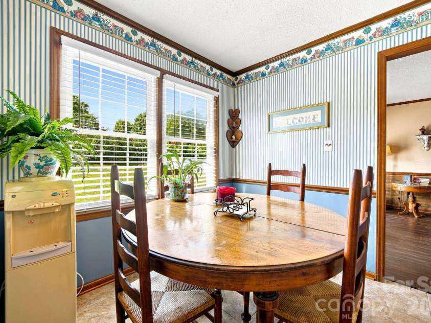 2325 Winterfield Drive, Gastonia, NC 28056.  MLS# CAR4408446, YatesRealty ID 49833. Breakfast nook