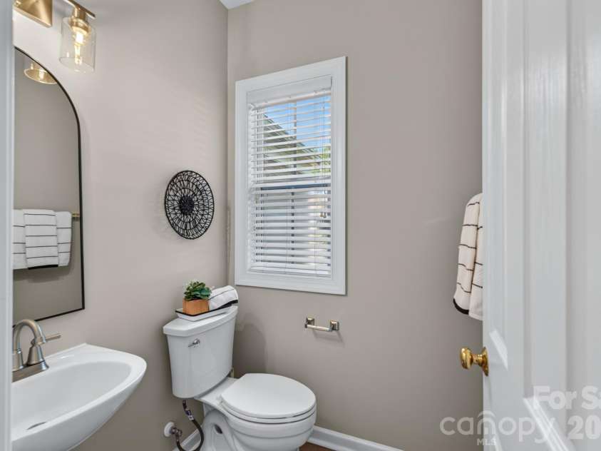 15611 Prescott Hill Avenue, Charlotte, NC 28277.  MLS# CAR4407678, YatesRealty ID 49834. Half bathroom