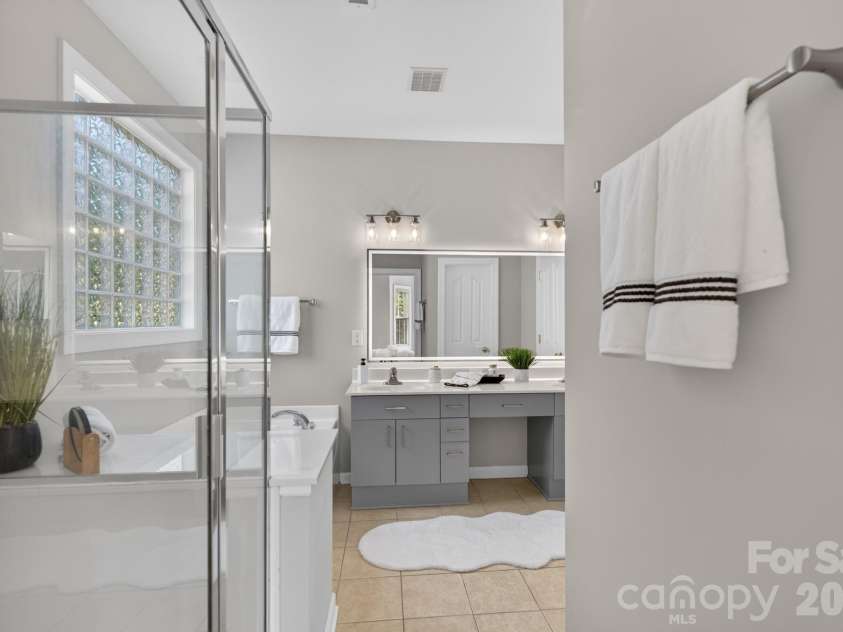 15611 Prescott Hill Avenue, Charlotte, NC 28277.  MLS# CAR4407678, YatesRealty ID 49834. Master bathroom