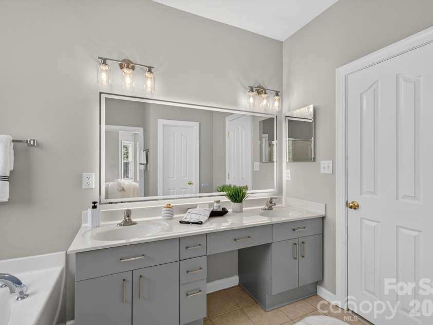15611 Prescott Hill Avenue, Charlotte, NC 28277.  MLS# CAR4407678, YatesRealty ID 49834. Master bathroom