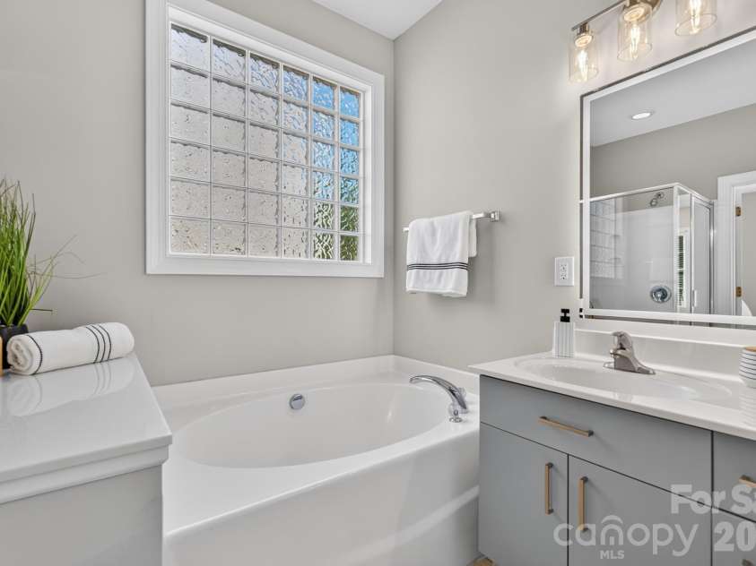 15611 Prescott Hill Avenue, Charlotte, NC 28277.  MLS# CAR4407678, YatesRealty ID 49834. Master bathroom