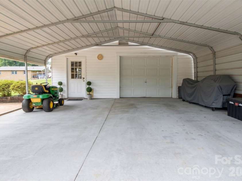 2637 Paula Drive, Gastonia, NC 28054.  MLS# CAR4412379, YatesRealty ID 49842. 