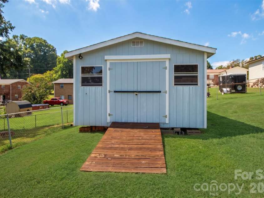 2637 Paula Drive, Gastonia, NC 28054.  MLS# CAR4412379, YatesRealty ID 49842. 