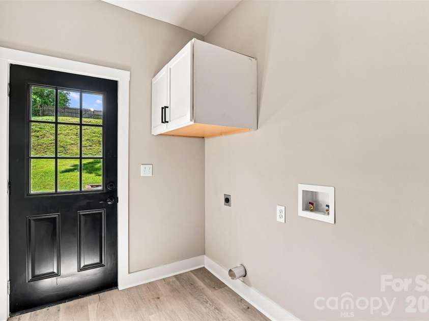 156 Edwards Avenue, Swannanoa, NC 28778.  MLS# CAR4422334, YatesRealty ID 49847. Mud room