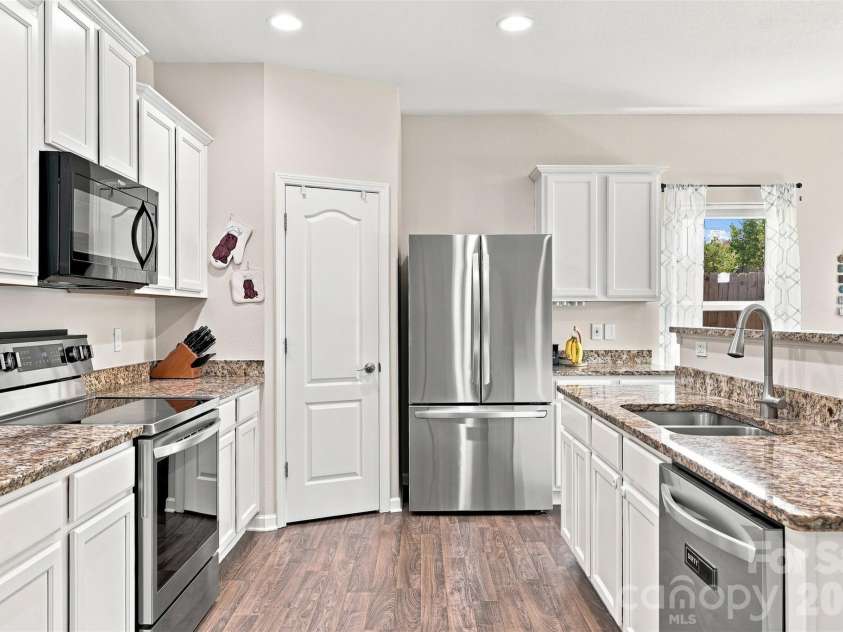 8219 Paw Valley Lane, Charlotte, NC 28214.  MLS# CAR4421685, YatesRealty ID 49848. 