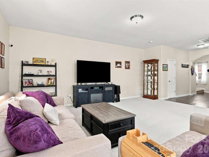 8219 Paw Valley Lane, Charlotte, NC 28214.  MLS# CAR4421685, YatesRealty ID 49848. 