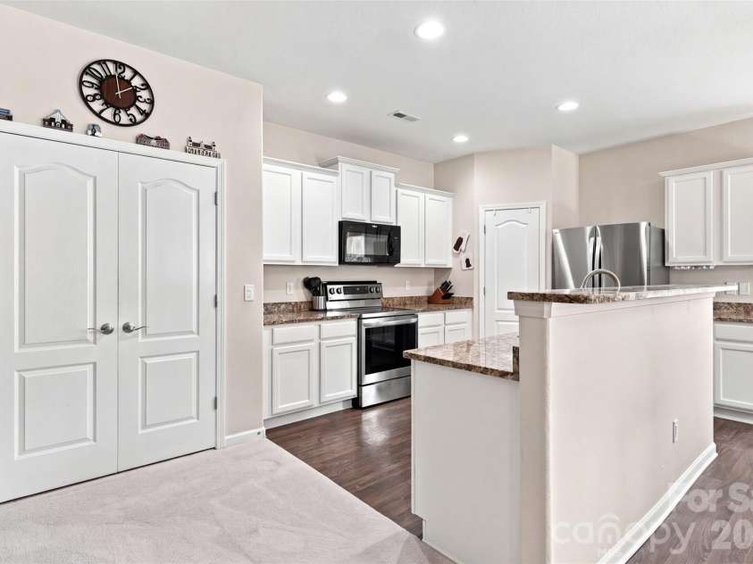 8219 Paw Valley Lane, Charlotte, NC 28214.  MLS# CAR4421685, YatesRealty ID 49848. 