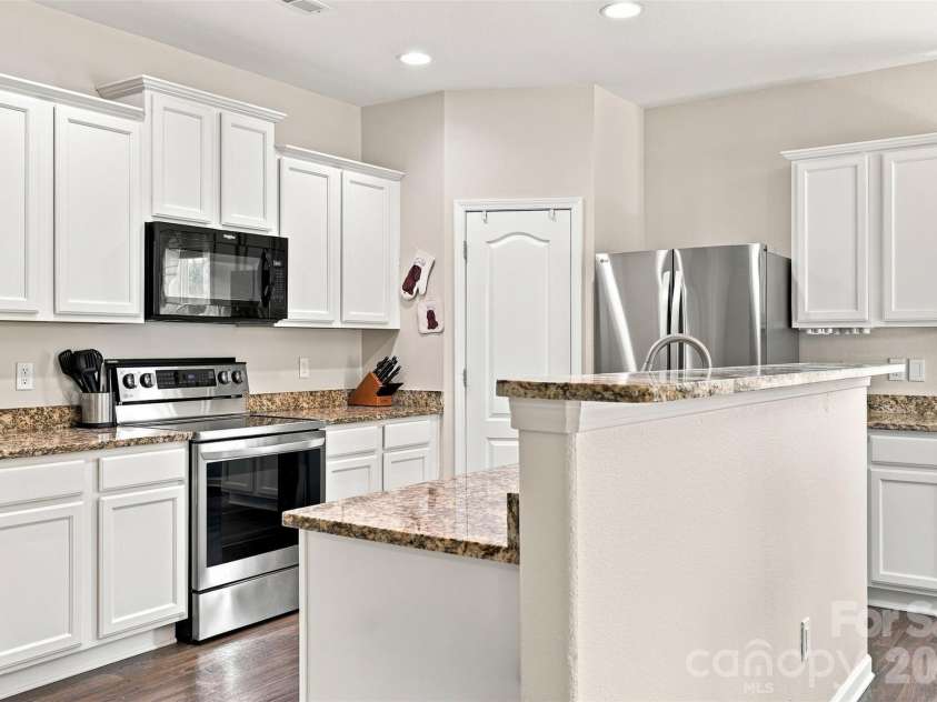 8219 Paw Valley Lane, Charlotte, NC 28214.  MLS# CAR4421685, YatesRealty ID 49848. 