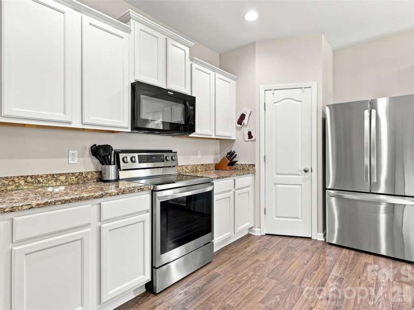 8219 Paw Valley Lane, Charlotte, NC 28214.  MLS# CAR4421685, YatesRealty ID 49848. 