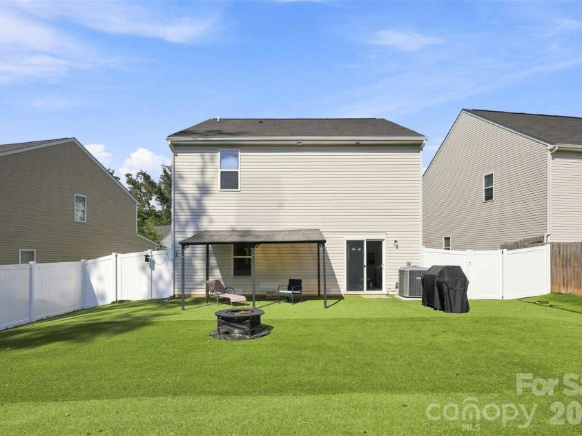 8219 Paw Valley Lane, Charlotte, NC 28214.  MLS# CAR4421685, YatesRealty ID 49848. 