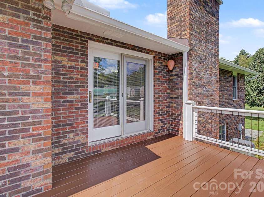 230 Blythewood Drive, Hendersonville, NC 28792.  MLS# CAR4422676, YatesRealty ID 49849. 