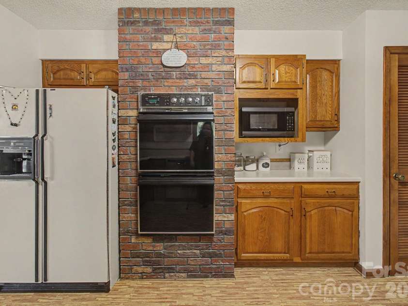 230 Blythewood Drive, Hendersonville, NC 28792.  MLS# CAR4422676, YatesRealty ID 49849. 