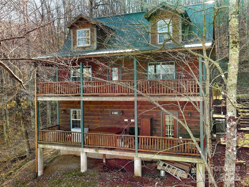 396 Sharons Bluff, Franklin, NC 28734.  MLS# CAR4201709, YatesRealty ID 4985. 
