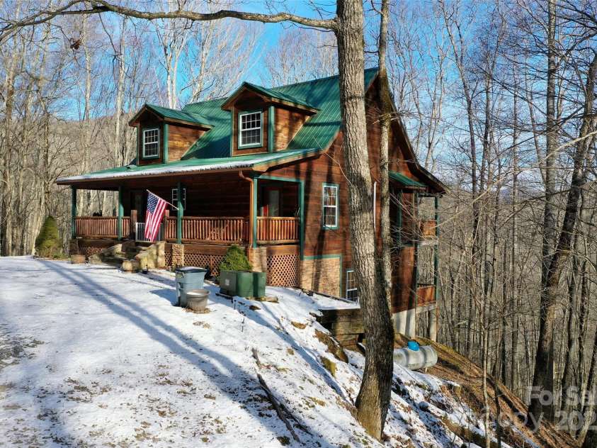 396 Sharons Bluff, Franklin, NC 28734.  MLS# CAR4201709, YatesRealty ID 4985. 