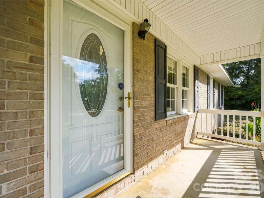556 Oakhaven Drive, Lancaster, SC 29720.  MLS# CAR4422430, YatesRealty ID 49851. 