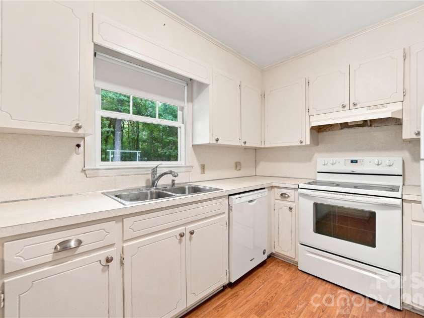 556 Oakhaven Drive, Lancaster, SC 29720.  MLS# CAR4422430, YatesRealty ID 49851. 
