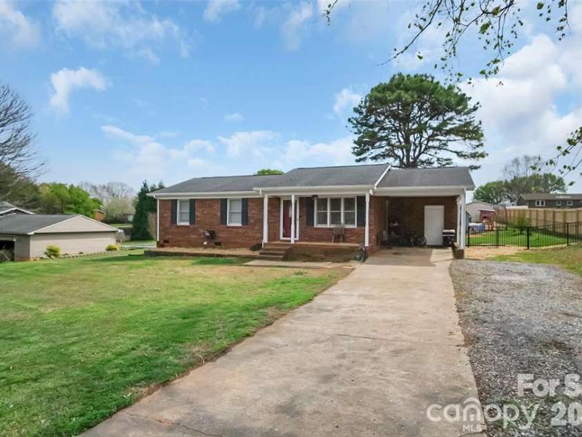 106 Clearview Drive, Shelby, NC 28150.  MLS# CAR4423230, YatesRealty ID 49853. 