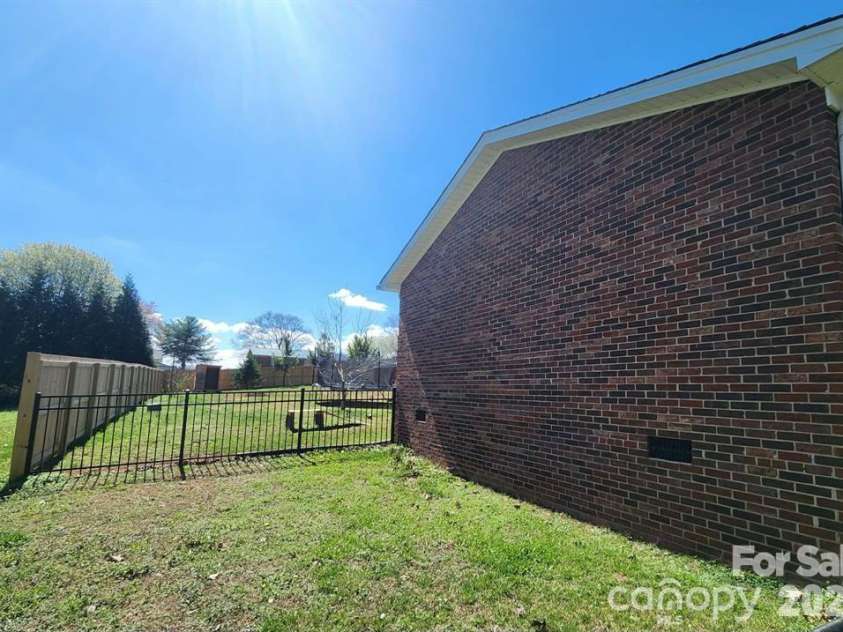 106 Clearview Drive, Shelby, NC 28150.  MLS# CAR4423230, YatesRealty ID 49853. 