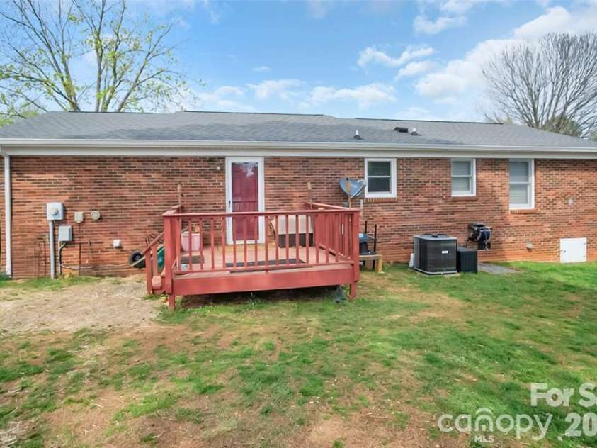 106 Clearview Drive, Shelby, NC 28150.  MLS# CAR4423230, YatesRealty ID 49853. 