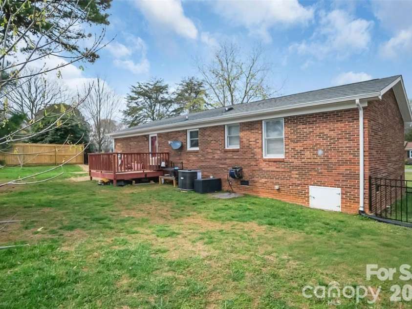 106 Clearview Drive, Shelby, NC 28150.  MLS# CAR4423230, YatesRealty ID 49853. 