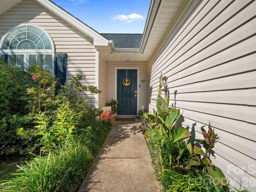 8721 Brookstead Meadow Court, Charlotte, NC 28215.  MLS# CAR4422686, YatesRealty ID 49855. 