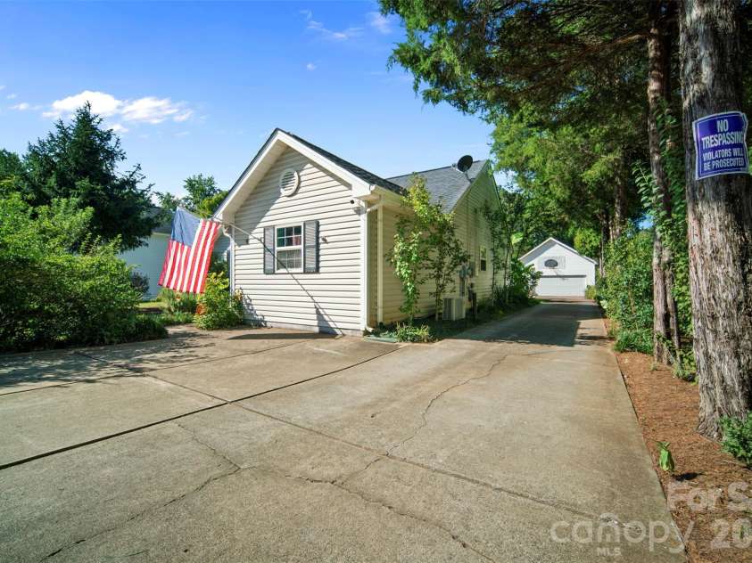 8721 Brookstead Meadow Court, Charlotte, NC 28215.  MLS# CAR4422686, YatesRealty ID 49855. 
