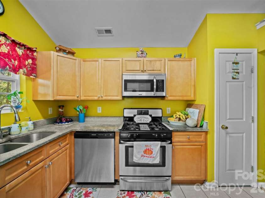 8721 Brookstead Meadow Court, Charlotte, NC 28215.  MLS# CAR4422686, YatesRealty ID 49855. 