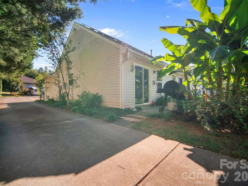 8721 Brookstead Meadow Court, Charlotte, NC 28215.  MLS# CAR4422686, YatesRealty ID 49855. 