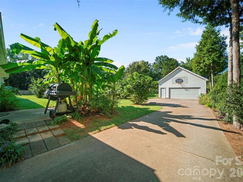 8721 Brookstead Meadow Court, Charlotte, NC 28215.  MLS# CAR4422686, YatesRealty ID 49855. 