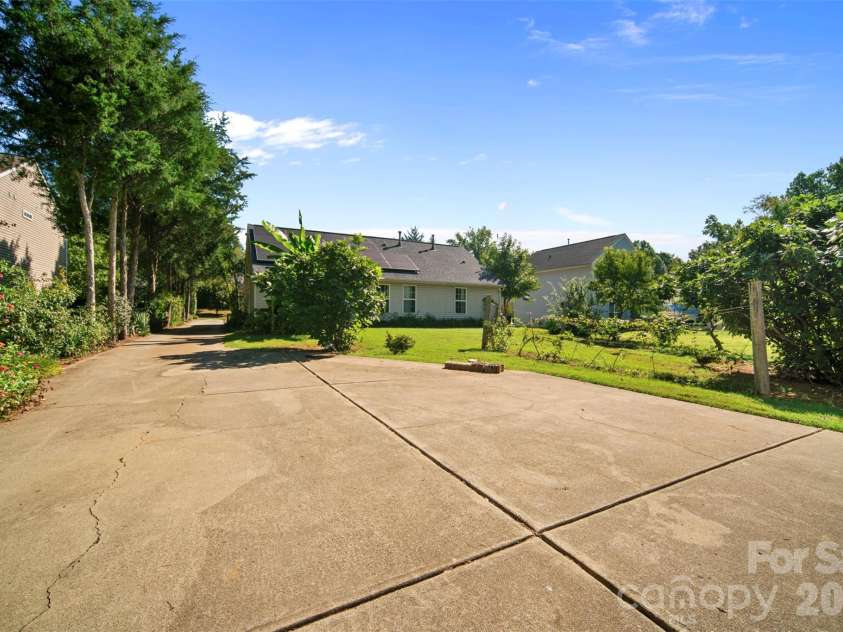 8721 Brookstead Meadow Court, Charlotte, NC 28215.  MLS# CAR4422686, YatesRealty ID 49855. 