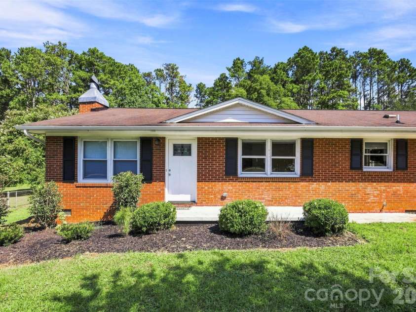 210 College Avenue, Shelby, NC 28150.  MLS# CAR4419722, YatesRealty ID 49856. 