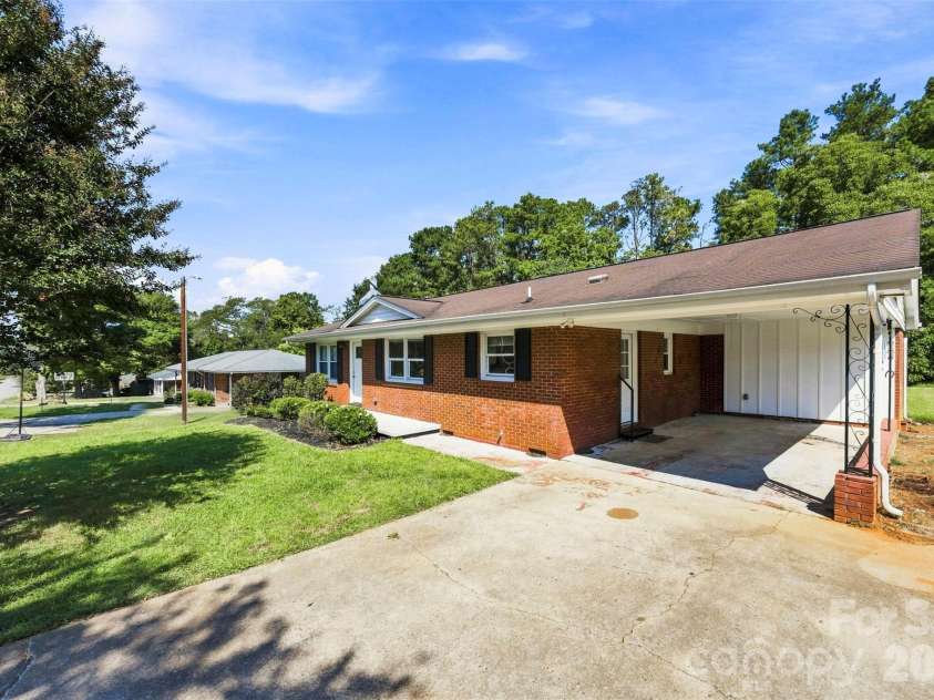 210 College Avenue, Shelby, NC 28150.  MLS# CAR4419722, YatesRealty ID 49856. 