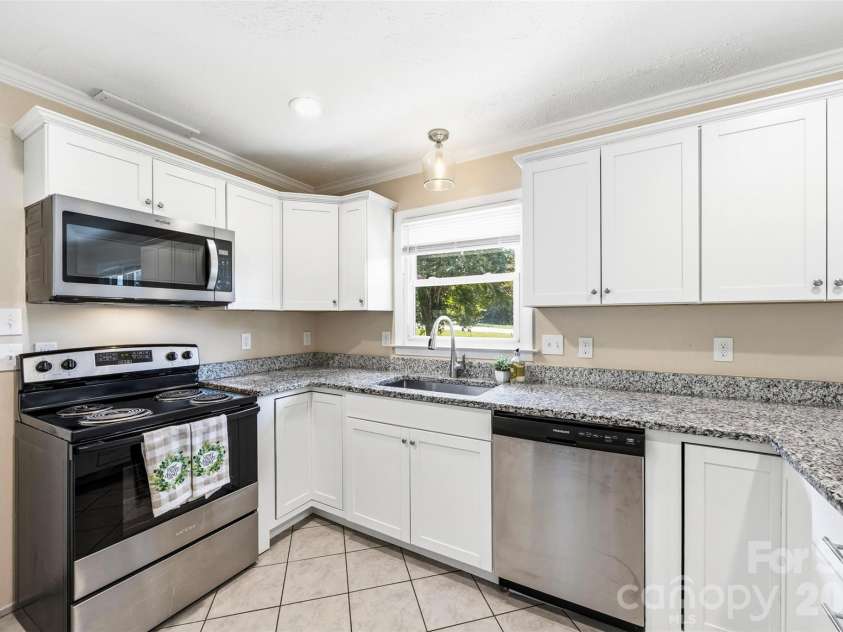 210 College Avenue, Shelby, NC 28150.  MLS# CAR4419722, YatesRealty ID 49856. Kitchen