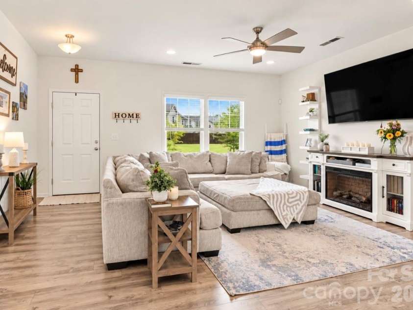 10304 Holly Park Drive, Charlotte, NC 28214.  MLS# CAR4422257, YatesRealty ID 49858. 