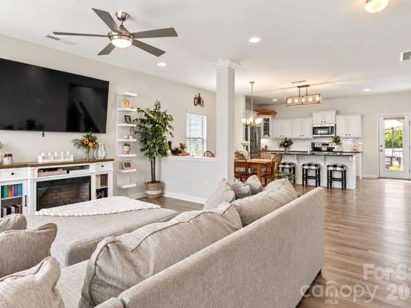 10304 Holly Park Drive, Charlotte, NC 28214.  MLS# CAR4422257, YatesRealty ID 49858. 