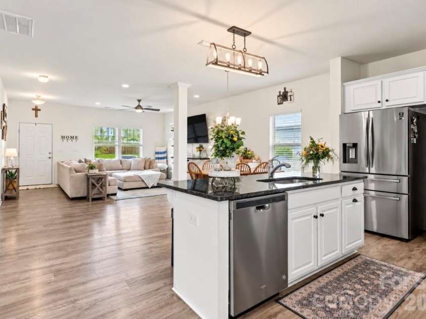 10304 Holly Park Drive, Charlotte, NC 28214.  MLS# CAR4422257, YatesRealty ID 49858. 