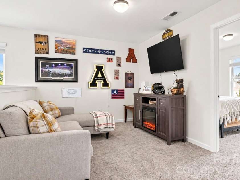 10304 Holly Park Drive, Charlotte, NC 28214.  MLS# CAR4422257, YatesRealty ID 49858. 