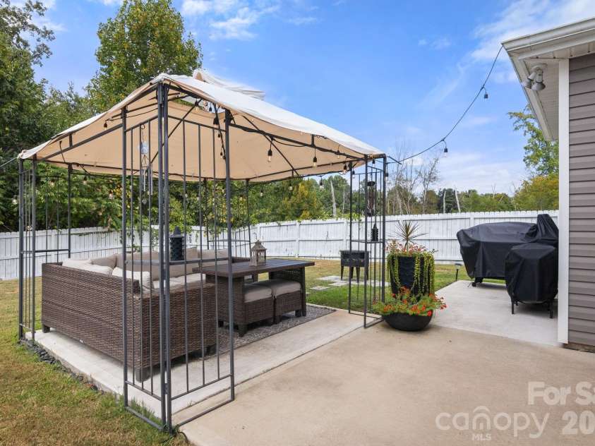 10304 Holly Park Drive, Charlotte, NC 28214.  MLS# CAR4422257, YatesRealty ID 49858. 