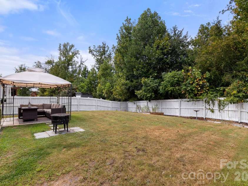 10304 Holly Park Drive, Charlotte, NC 28214.  MLS# CAR4422257, YatesRealty ID 49858. 