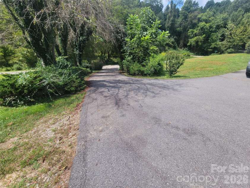 204 Kudzu Loop, Waynesville, NC 28786.  MLS# CAR4422736, YatesRealty ID 49863. 